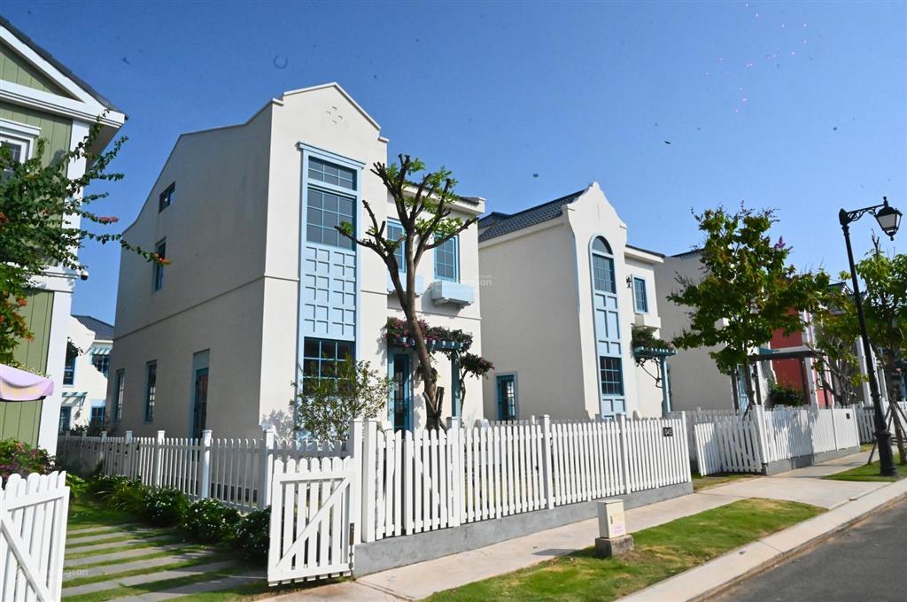 Biệt thự đơn lập view biển 240m2 full nội thất giá 7.8 tỷ bao hết ngay dãy hồ bơi vô cực0975 404 ***
