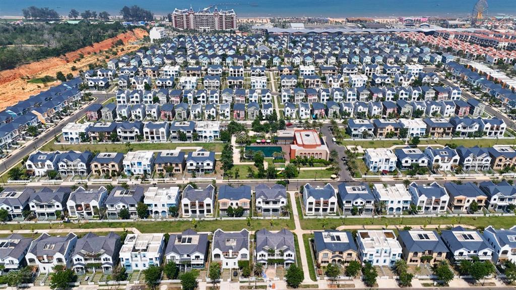 Biệt thự đơn lập view biển 240m2 full nội thất giá 7.8 tỷ bao hết ngay dãy hồ bơi vô cực0975 404 ***