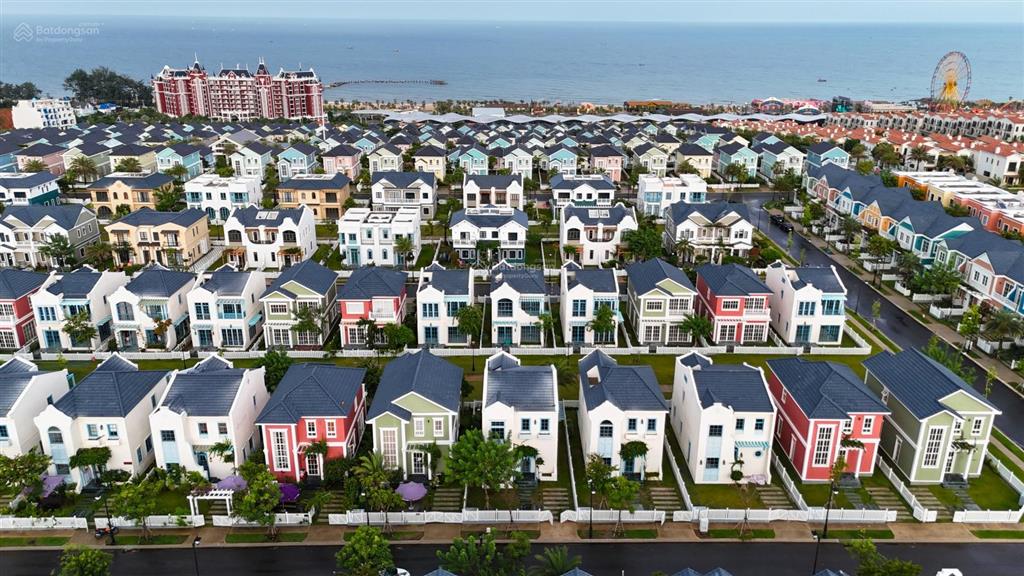 Biệt thự đơn lập view biển 240m2 full nội thất giá 7.8 tỷ bao hết ngay dãy hồ bơi vô cực0975 404 ***