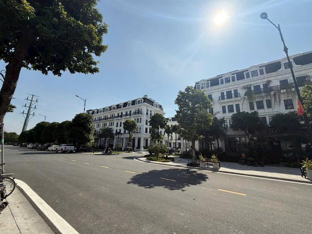 Bán gấp liền kề vip kđt louis đường 22m. dt 134m mt 5m. vị trí đẹp gía đầu tư cực tốt