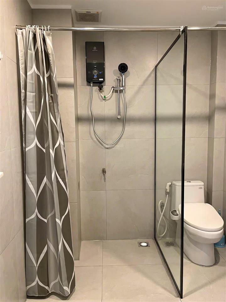 Cho thuê căn hộ 1 phòng ngủ 60m ban công hai bà trưng, quận 3 đối diện công viên lê văn tám