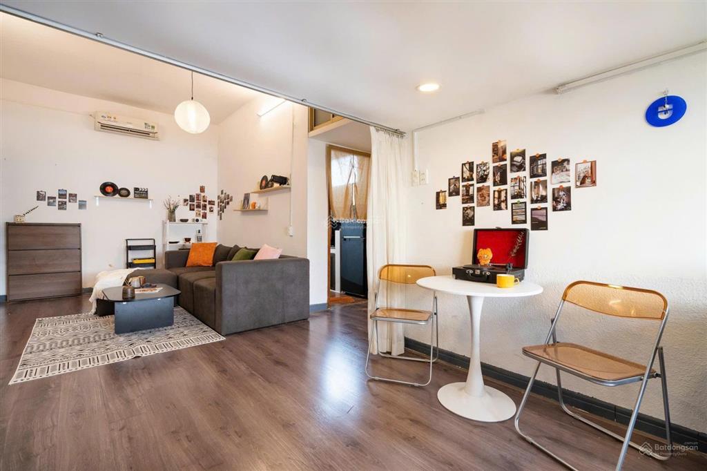 Cho thuê căn hộ vintage retro 1 phòng ngủ + gác + ban công chung cư cống quỳnh, quận 1 nhận airbnb