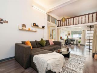 Cho thuê căn hộ vintage retro 1 phòng ngủ + gác + ban công chung cư cống quỳnh, quận 1 nhận airbnb