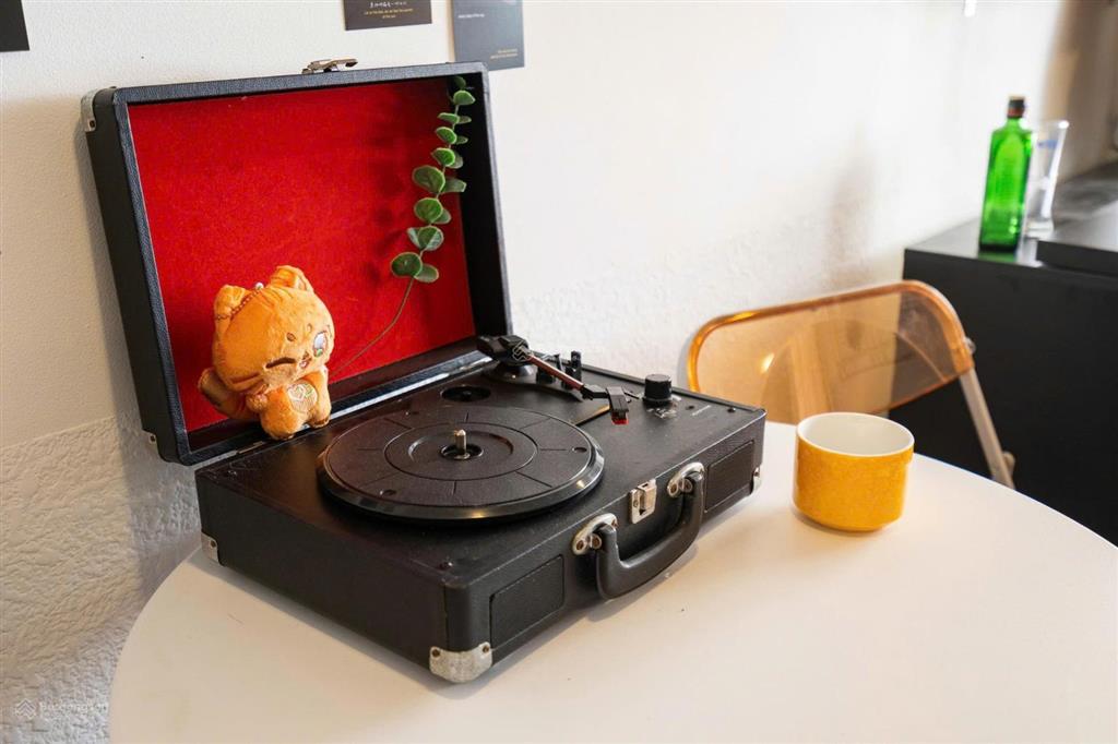 Cho thuê căn hộ vintage retro 1 phòng ngủ + gác + ban công chung cư cống quỳnh, quận 1 nhận airbnb
