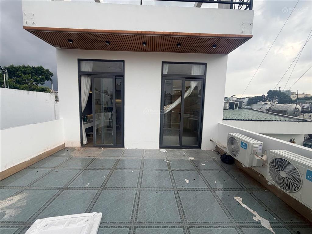 Cho thuê căn hộ penthouse tại q5, 2 phòng ngủ sân thượng riêng to đùng  giáp q1, cầu nguyễn văn cừ