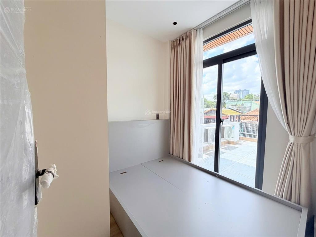 Cho thuê căn hộ penthouse tại q5, 2 phòng ngủ sân thượng riêng to đùng  giáp q1, cầu nguyễn văn cừ