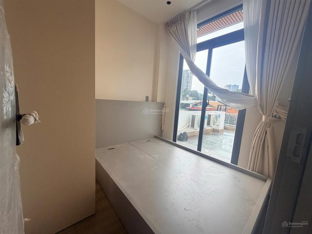 Cho thuê căn hộ penthouse tại q5, 2 phòng ngủ sân thượng riêng to đùng  giáp q1, cầu nguyễn văn cừ