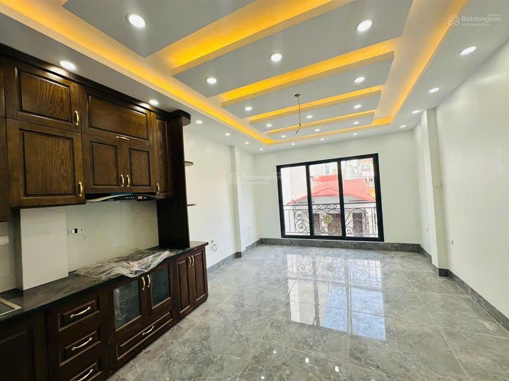Ngõ 389 hoàng quốc việt  cầu giấy phân lô  31m x 6 tầng  mt 4m  chào 17,5 tỷ. thang máy