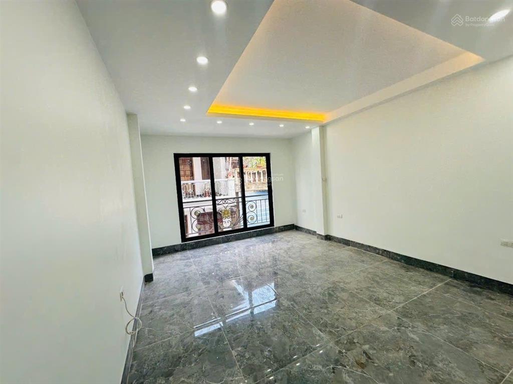 Ngõ 389 hoàng quốc việt  cầu giấy phân lô  31m x 6 tầng  mt 4m  chào 17,5 tỷ. thang máy