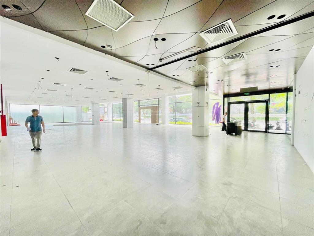 Cho thuê tầng hầm 850m2 mặt phố võ chí công hoạt động 24/24 chỉ 100tr/ tháng