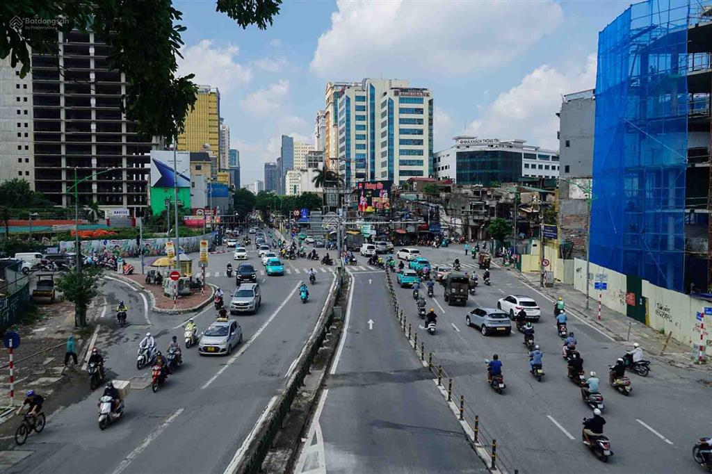 Cần cho thuê tòa nhà mặt phố đê la thành  vđ1 5 tầng tổng 1200m, 2 mặt tiền lớn 17m và 15m