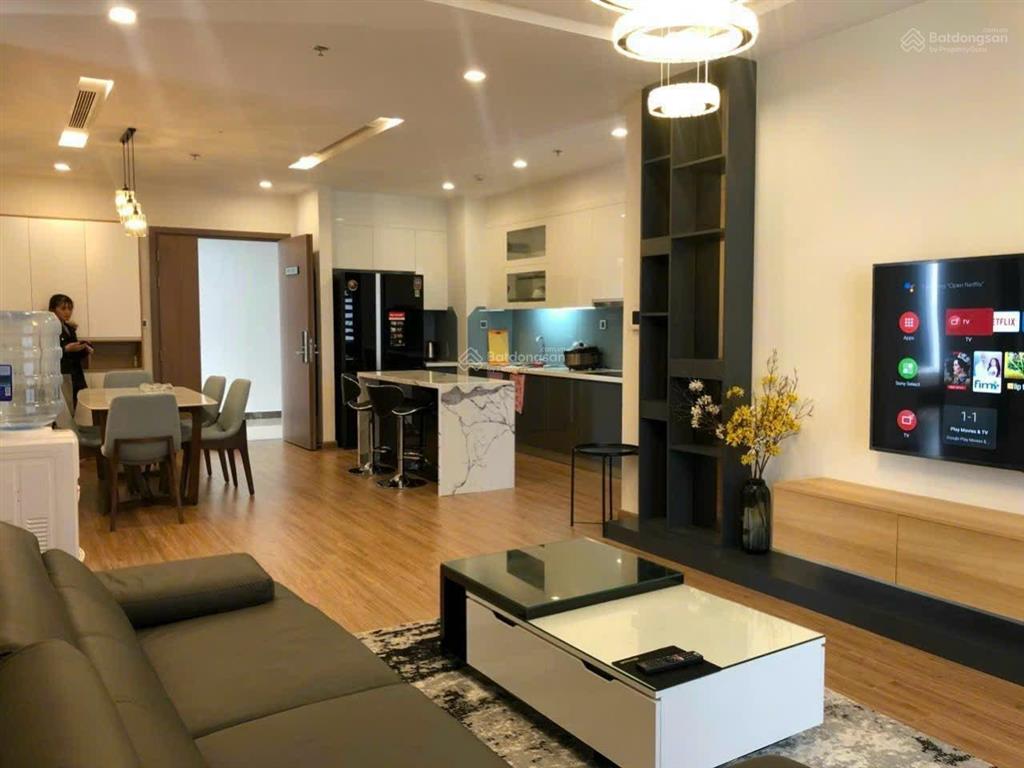 Bán ch 3pn full đồ đẹp, view đẹp, tầng trung, căn góc vinhomes nguyễn chí thanh  0979 365 ***