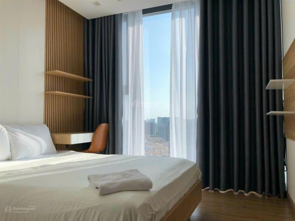 Bán ch 3pn full đồ đẹp, view đẹp, tầng trung, căn góc vinhomes nguyễn chí thanh  0979 365 ***