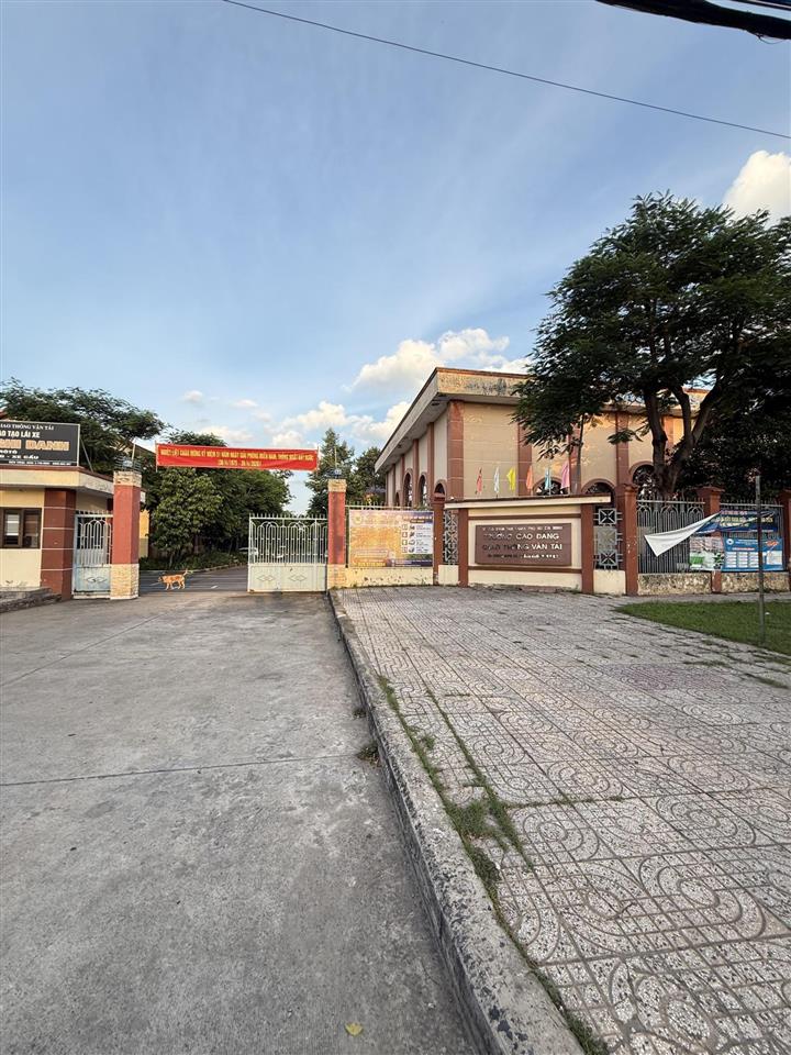 Đất ở sổ riêng 136m2 ngay trường cao đẳng gtvt phường phước long giá 6 tỷ 9 thương lương