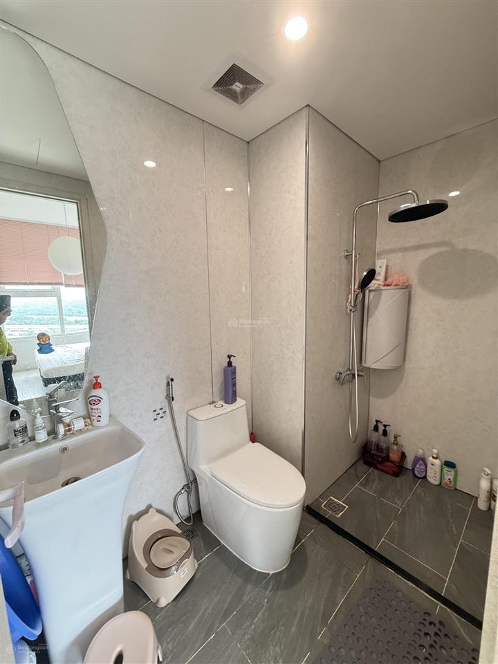 Bán căn hộ có chỗ đậu xe otô, view sông, toà s2, 2pn2wc có nội thất vinhomes grand park giá 3 tỷ 15