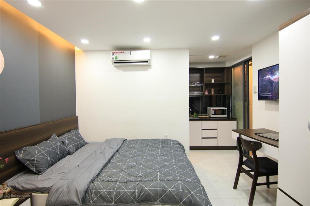 Phòng ban công giếng trời full nội thất gần chợ bà chiểu
