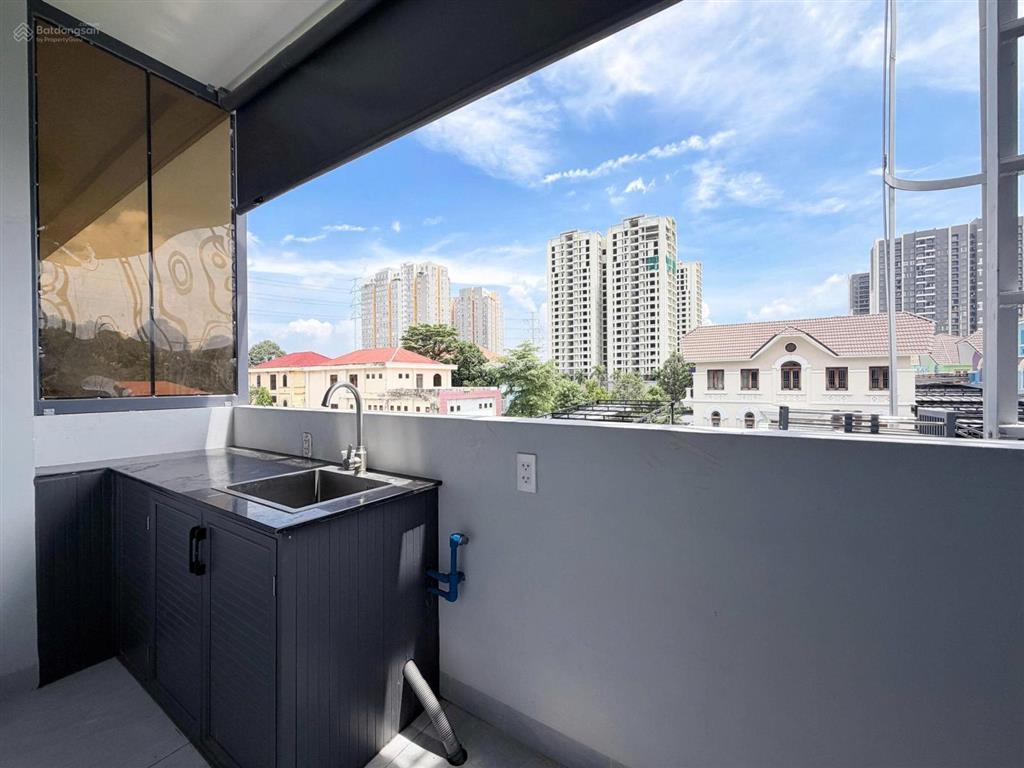 Phòng ban công tách bếp ngay đảo kim cương  trung tâm hành chính quận 2