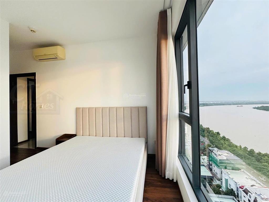 View hoa hậu  cho thuê căn góc 3pn tháp soleil, view sông + pháo hoa toàn cảnh