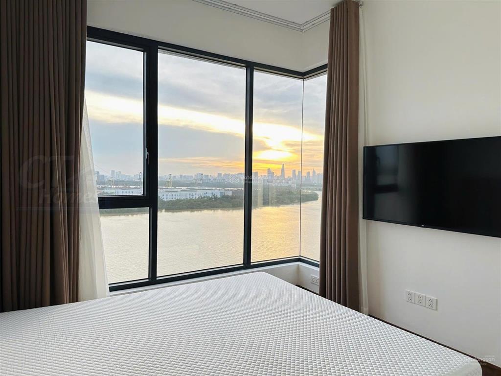 View hoa hậu  cho thuê căn góc 3pn tháp soleil, view sông + pháo hoa toàn cảnh