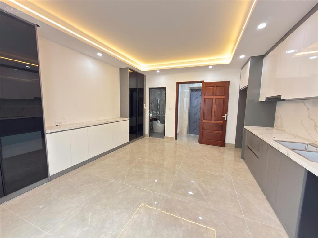 Đại cồ việt  40m2  5 tầng  thang máy  sân riêng để xe  chỉ 14 tỷ