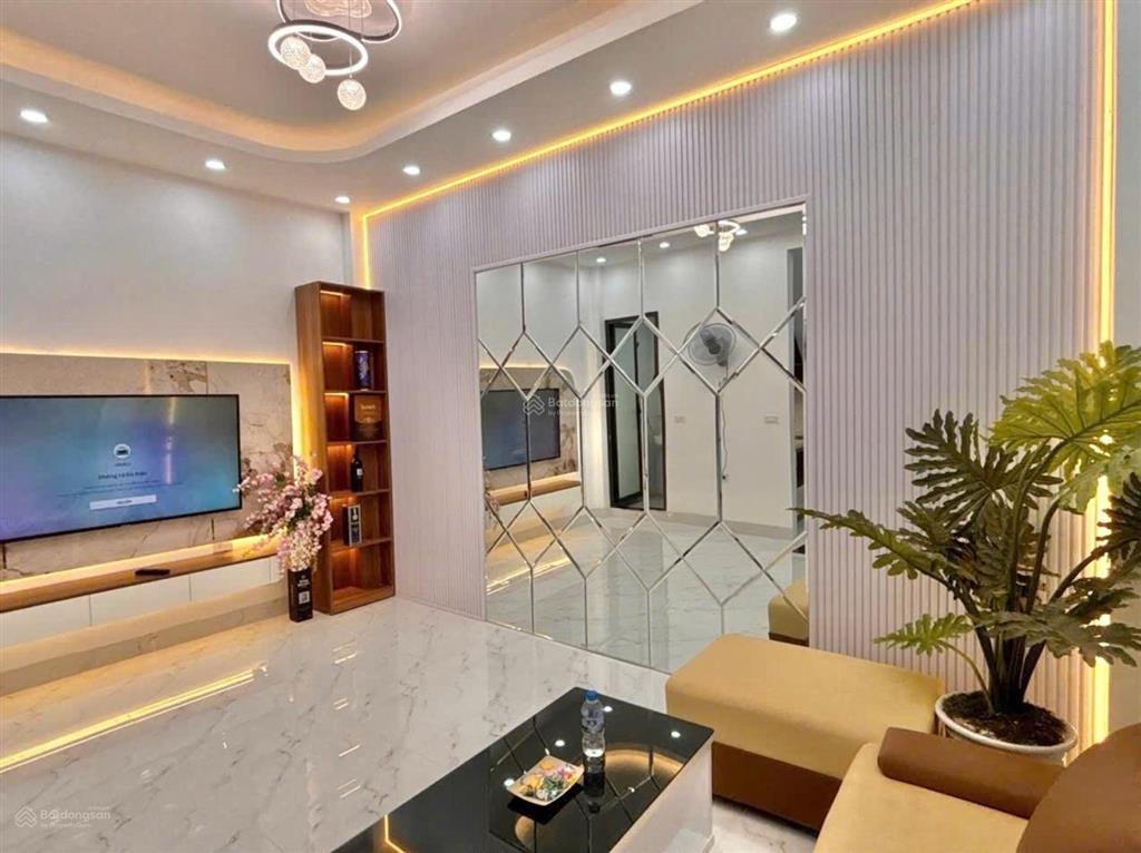 Lò đúc  nhà mới 30m2  5 tầng full nội thất  sân riêng để xe  chỉ 8,6 tỷ