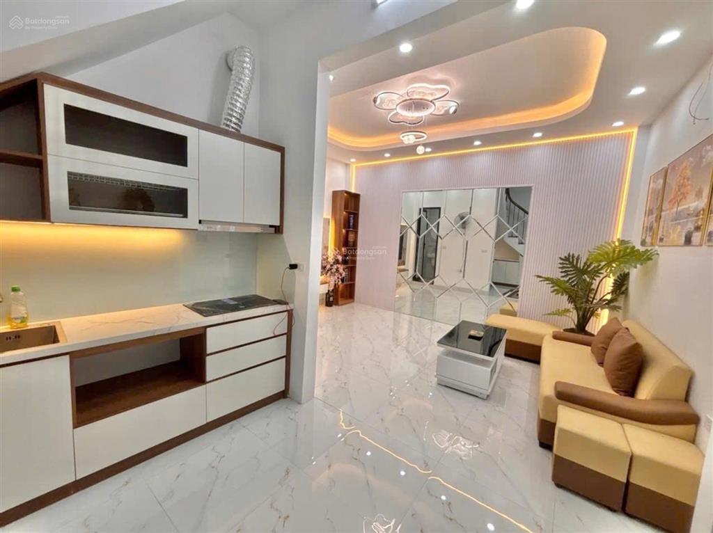 Lò đúc  nhà mới 30m2  5 tầng full nội thất  sân riêng để xe  chỉ 8,6 tỷ