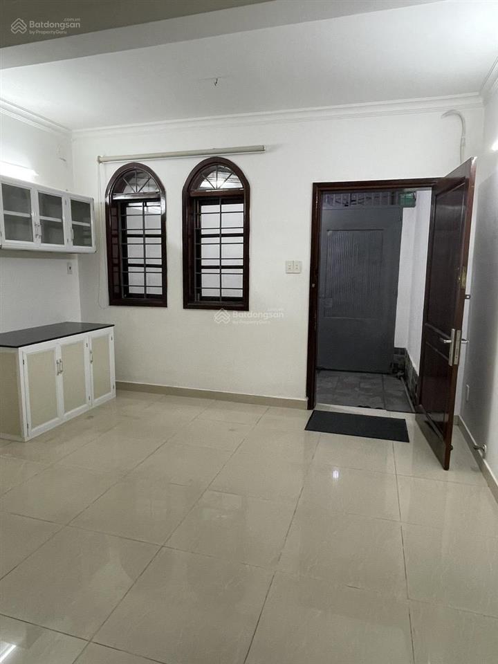 Gấp nhà riêng cmt8, dt 4x10m, 3 tầng 3 phòng ngủ, chủ giảm sâu 500 triệu bán gấp, gần chợ hòa hưng
