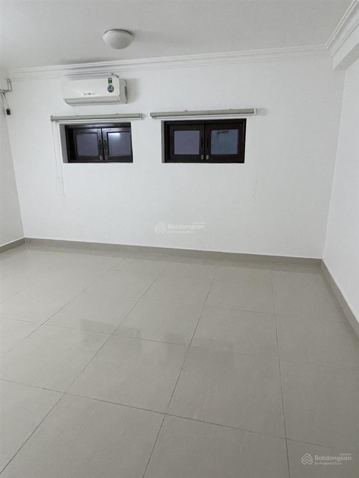 Gấp nhà riêng cmt8, dt 4x10m, 3 tầng 3 phòng ngủ, chủ giảm sâu 500 triệu bán gấp, gần chợ hòa hưng