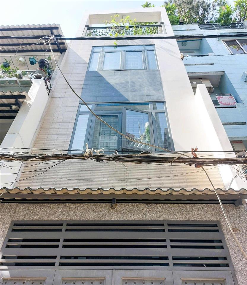 Gấp nhà riêng cmt8, dt 4x10m, 3 tầng 3 phòng ngủ, chủ giảm sâu 500 triệu bán gấp, gần chợ hòa hưng