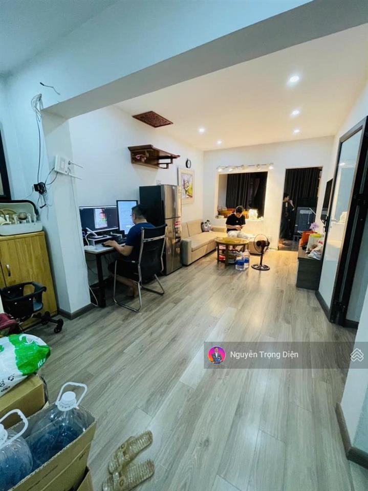 Siêu phẩm tập thể láng hạ view mặt phố sổ to ô tô đỗ cổng 3pn 4,95 tỷ