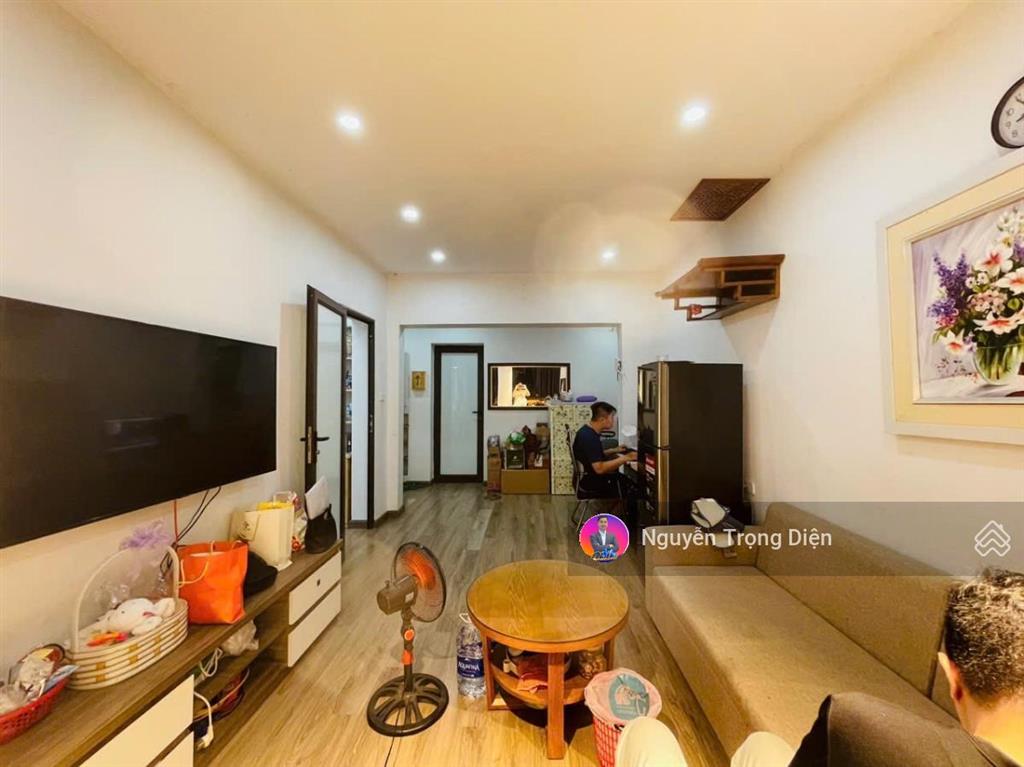 Siêu phẩm tập thể láng hạ view mặt phố sổ to ô tô đỗ cổng 3pn 4,95 tỷ