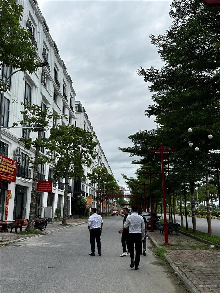 Bán shophouse 80m2 hướng đông nam nằm sát 4 kcn lớn6,85 tỷ sẵn sổ  khai thác dòng tiền 60tr/tháng