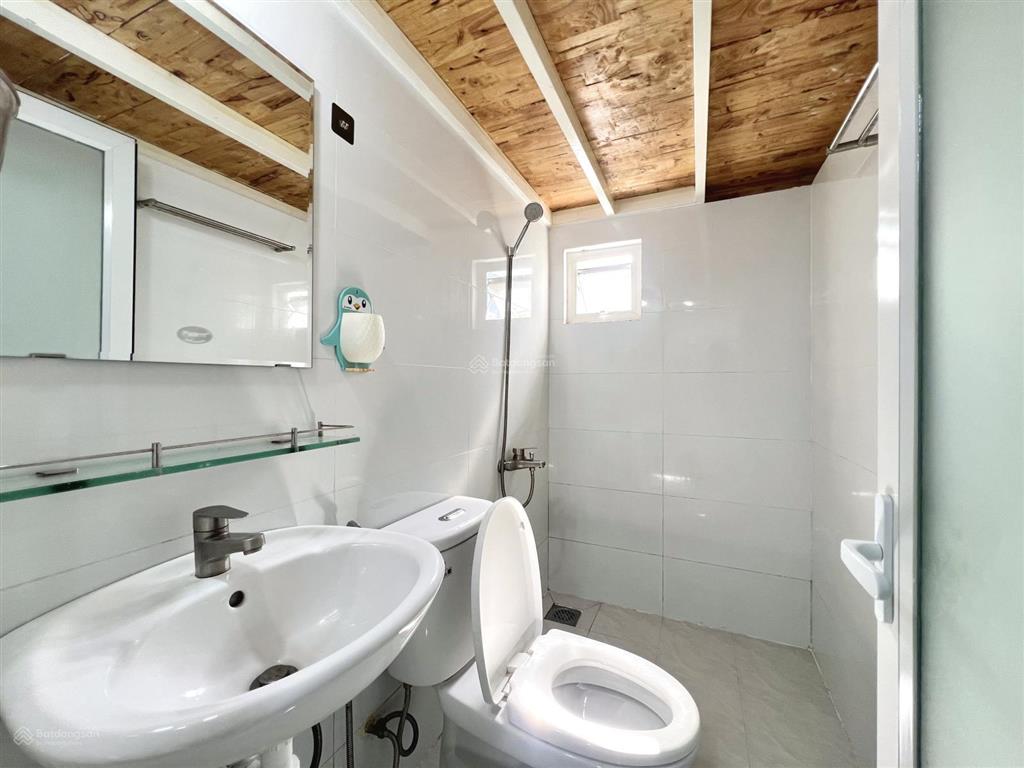 Cho thuê phòng duplex cửa sổ trời siêu bự, gần emart, sẵn máy lạnh có bảo vệ 24/7thang máy, thoáng