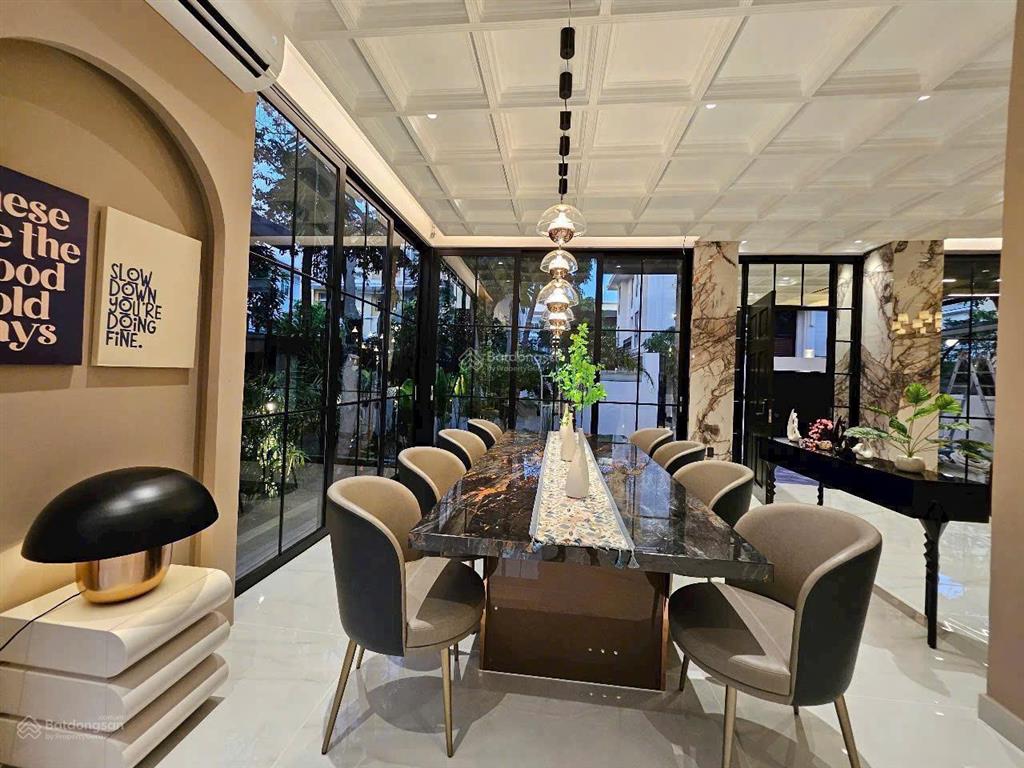 Siêu phẩm villa song lập pmh. nhà mới 100%. full nội thất hiện đại  5pn  5wc  thang máy. em luân