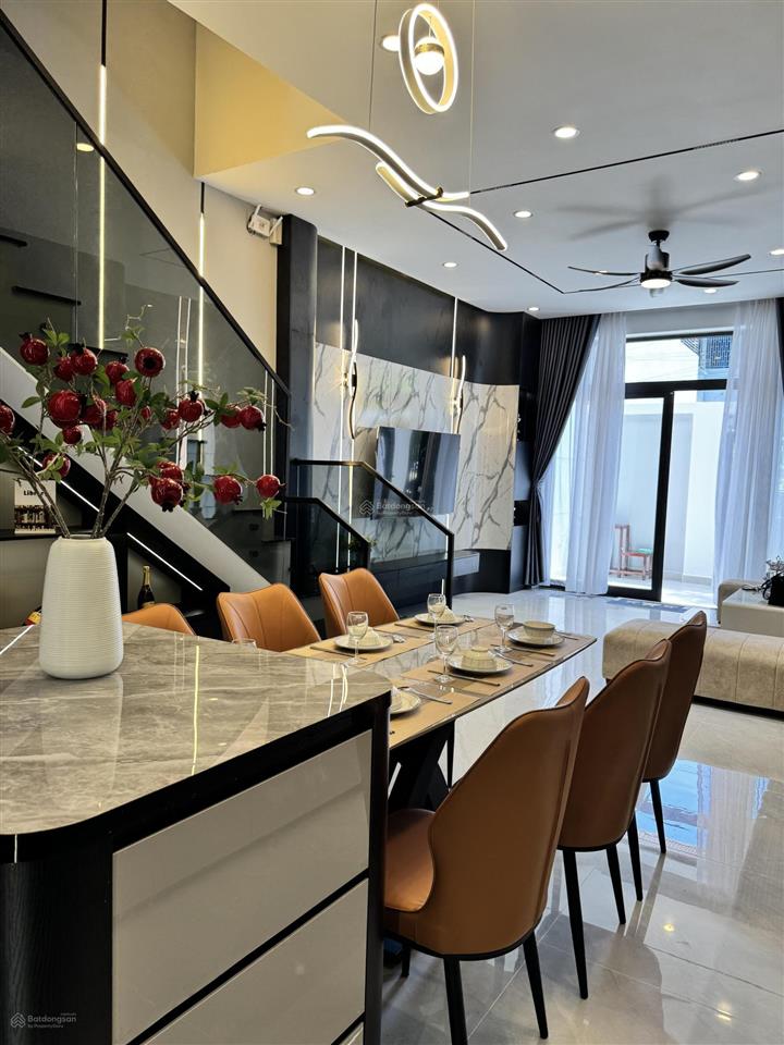 Bán nhà 3 tầng mới đẹp mặt tiền nguyễn sắc kim, đường 7m5, vị trí vip