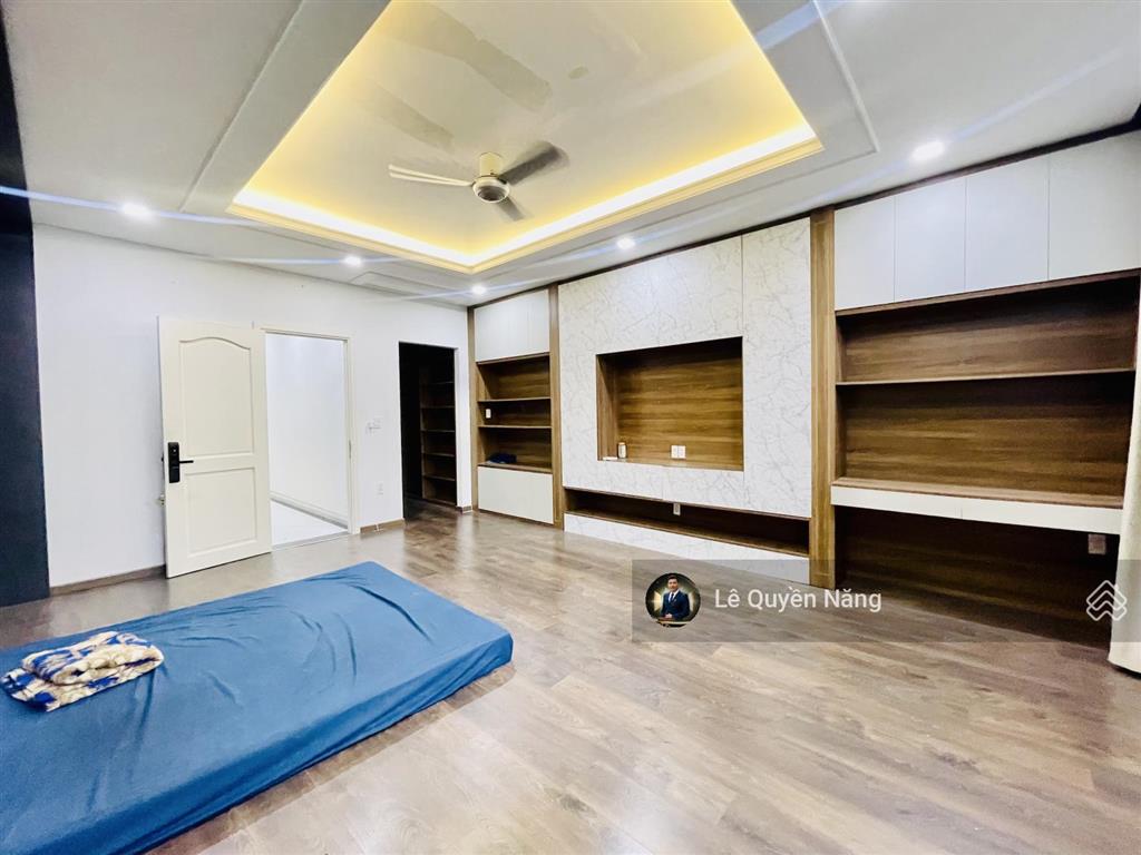 Shophouse giá rẻ! cho thuê ngay 33 triệu/tháng bao gồm thuế. phù hợp làm văn phòng và ở
