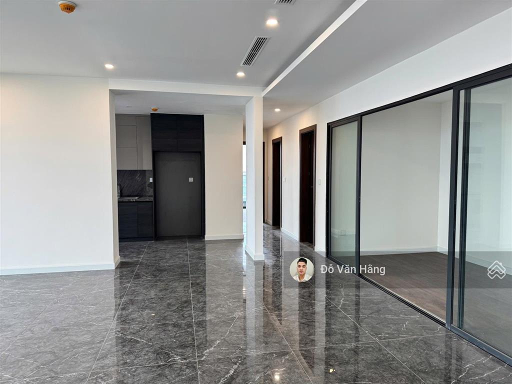 Cho thuê căn 4 ngủ đồ cơ bản sunshine golden river 211m2