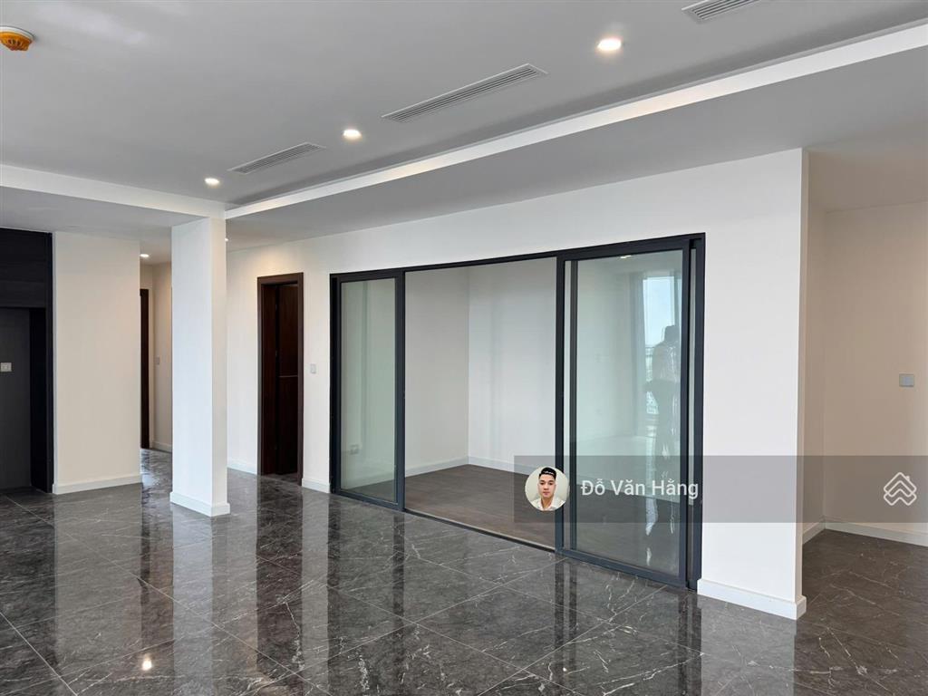Cho thuê căn 4 ngủ đồ cơ bản sunshine golden river 211m2