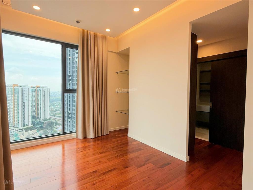 Cho thuê căn 4 phòng ngủ 182m2  view sông từ mọi phòng  tại q2 thảo điền,  0903 037 *** em hiền