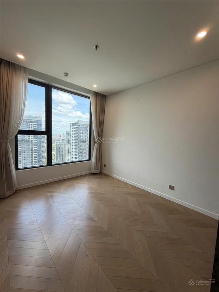 Cần bán ch 2 phòng ngủ 70m2 lumiere  view thành phố  giá tốt đầu tư,  em hiền 0903 037 ***