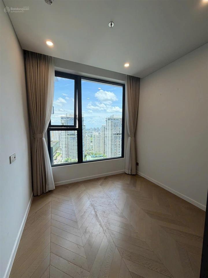 Cần bán ch 2 phòng ngủ 70m2 lumiere  view thành phố  giá tốt đầu tư,  em hiền 0903 037 ***