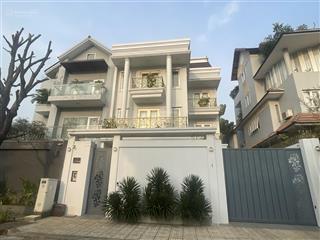 Villa sân vườn 10x20m 1 trệt 2 lầu kdc đường quốc hườnggía 50tr/th