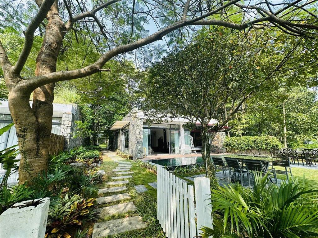 Biệt thự view hồ phân khu bách thanh flamingo đại lải resort, nội thất trang nhã, 323m2, 10.5 tỷ