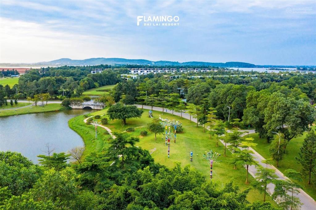 Bán gấp biệt thự 360/600m2, 5 pn view hồ đại lải, bãi đỗ xe rộng, rừng thông xanh mát giá chỉ 23 tỷ