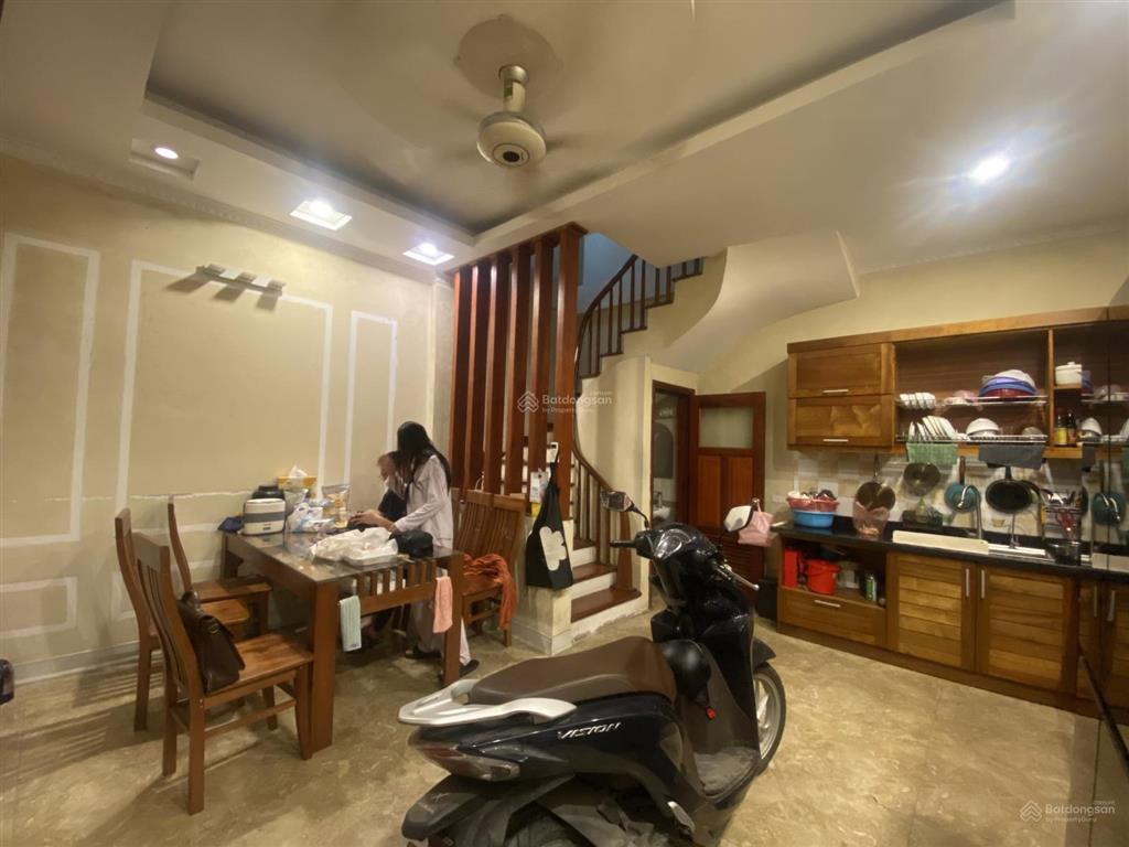 Hơn 8 tỷ nhà riêng hoàng quốc việt, nghĩa đô 39m2, 20m ra phố ô tô tránh, ngõ thông kinh doanh