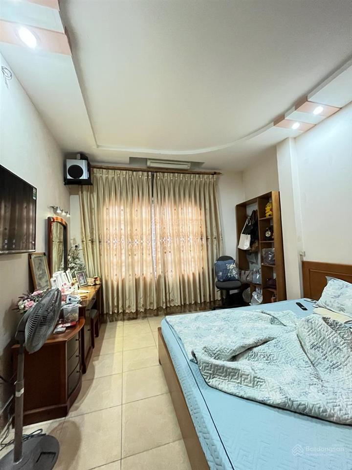 Hơn 7 tỷ nhà riêng hoàng quốc việt 38,5m2, 20m ra phố ô tô tránh, ngõ thông kinh doanh, full đồ