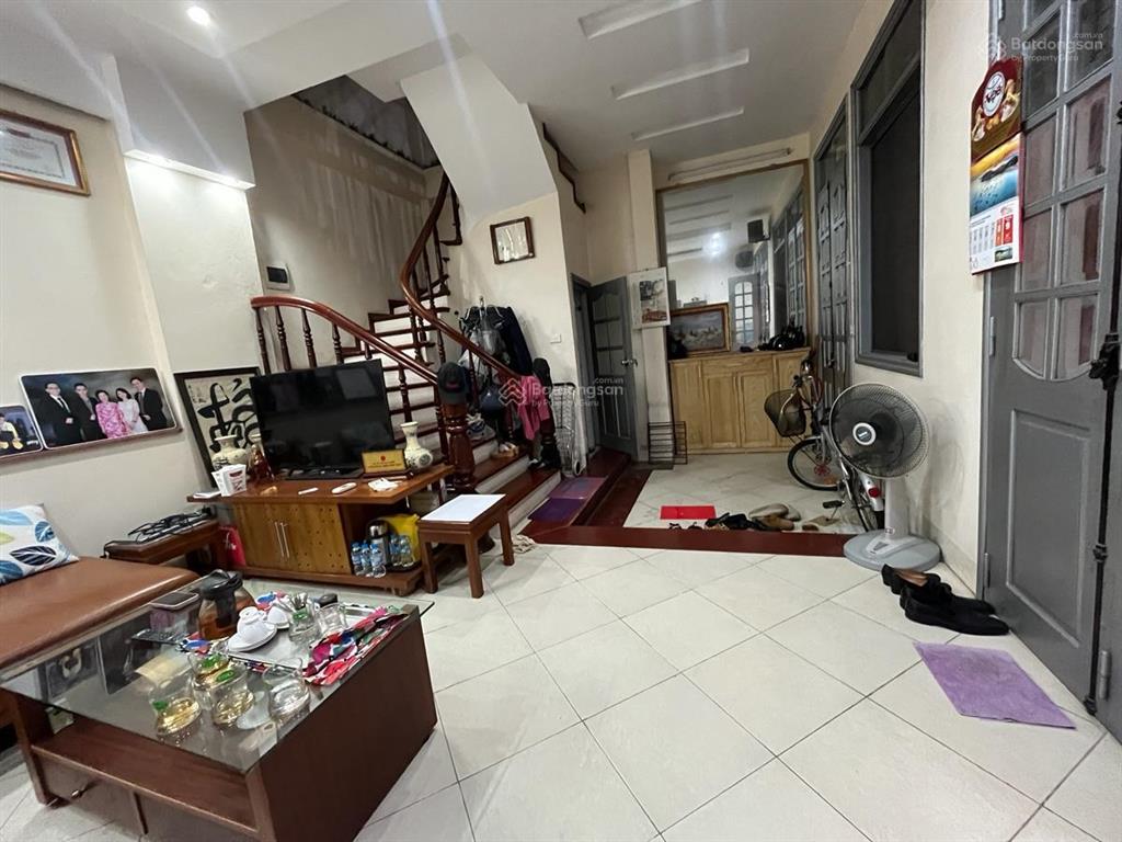 Hơn 7 tỷ nhà riêng hoàng quốc việt 38,5m2, 20m ra phố ô tô tránh, ngõ thông kinh doanh, full đồ