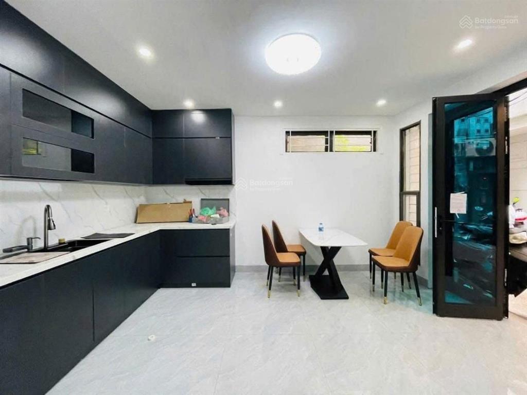 Hơn 6 tỷ nhà riêng ngay công viên cầu giấy 30m2, góc 2 thoáng, ô tô gần, kinh doanh, full đồ