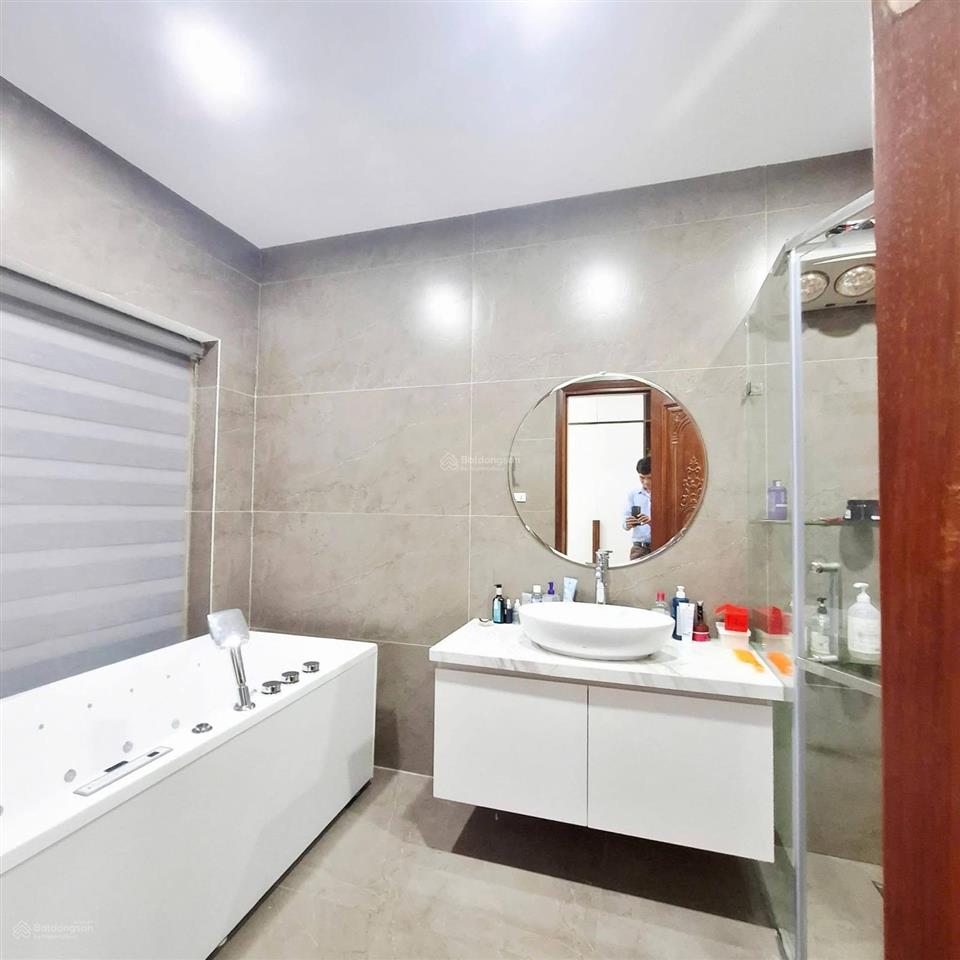 Bán nhà riêng hoàng quốc việt 88m2, góc 03 thoáng, 03 ô tô tránh, thang máy, kinh doanh, full đồ.