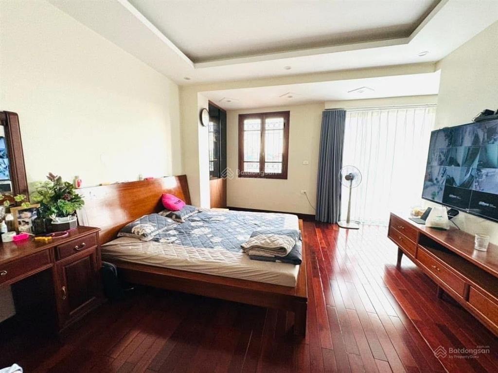Bán nhà lạc long quân, tây hồ  101m2x6t, thang máy  oto đỗ cửa  40m ra hồ  20 tỷ